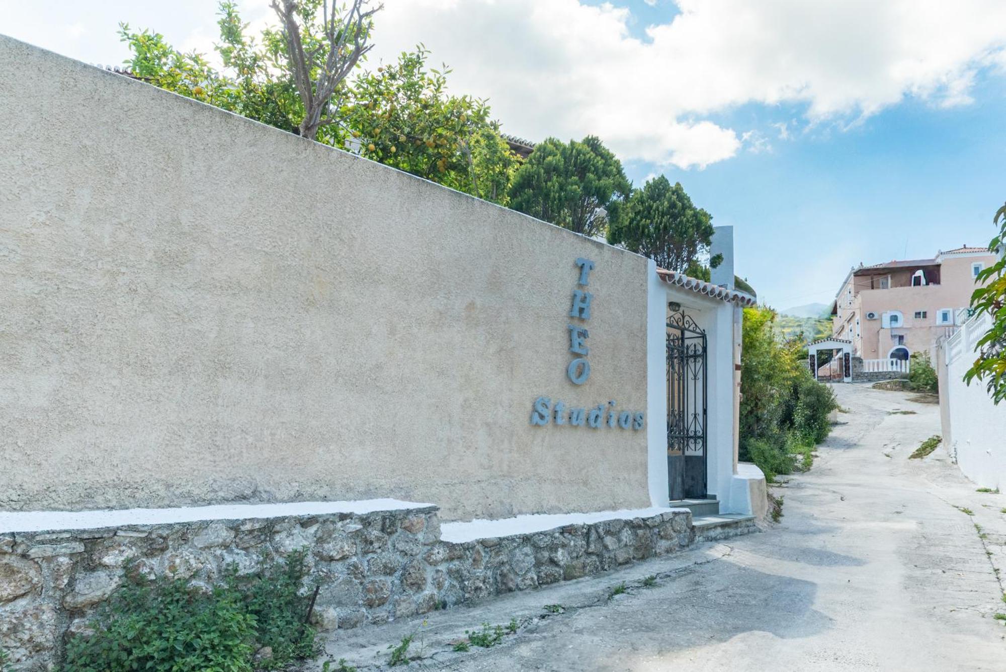 Theo Studios & Apartments Spetses Town Exterior photo