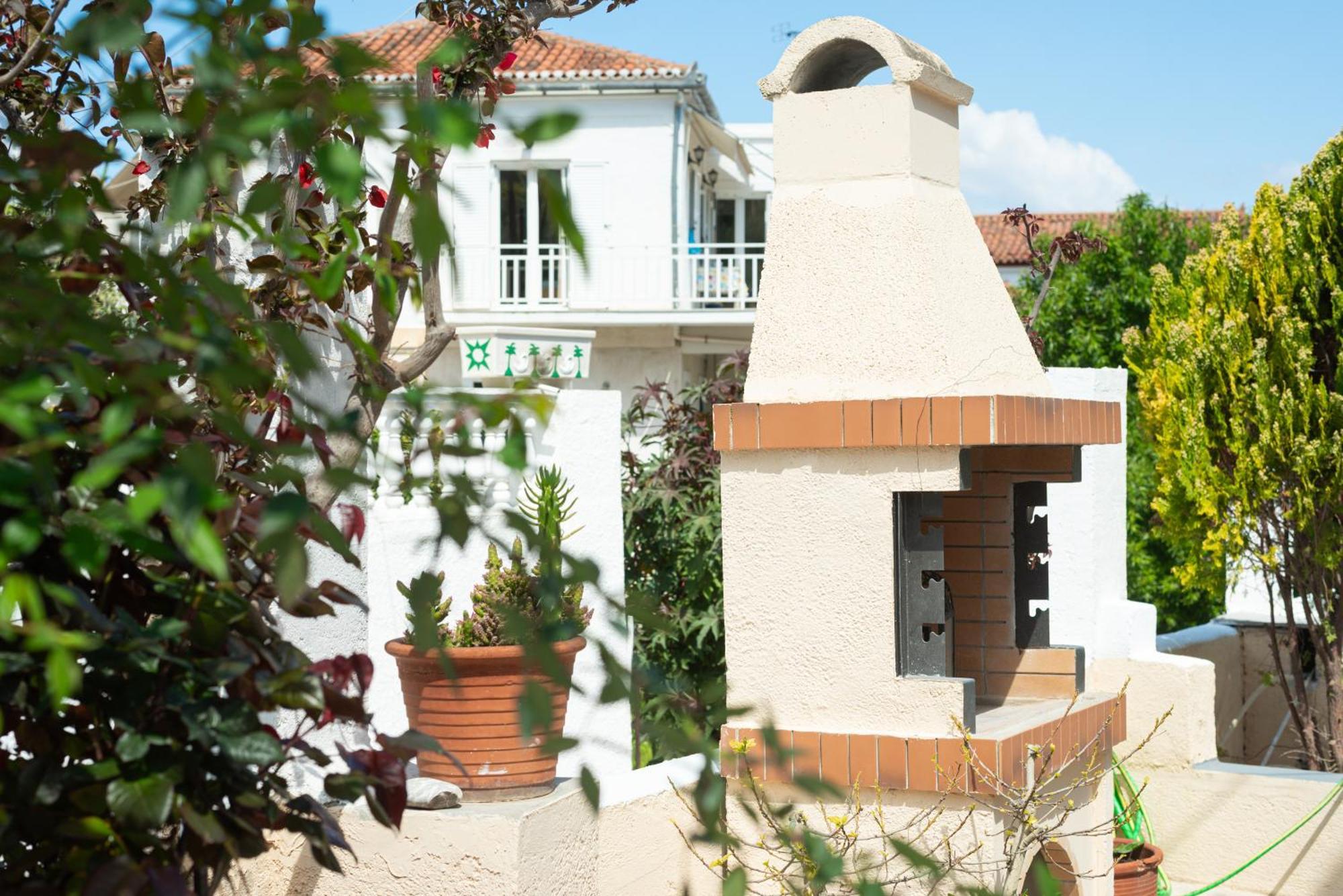 Theo Studios & Apartments Spetses Town Exterior photo